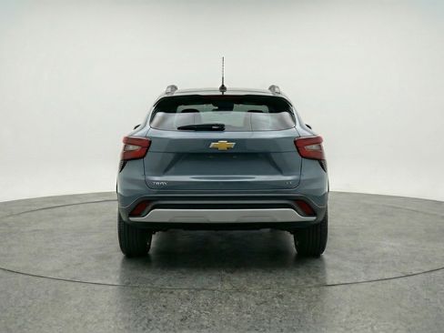 Used 2025 Chevrolet Trax LT w/ LT Convenience Package image 7