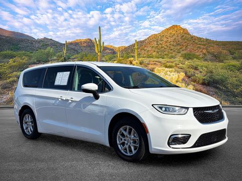Used 2023 Chrysler Pacifica Touring-L FWD image 2