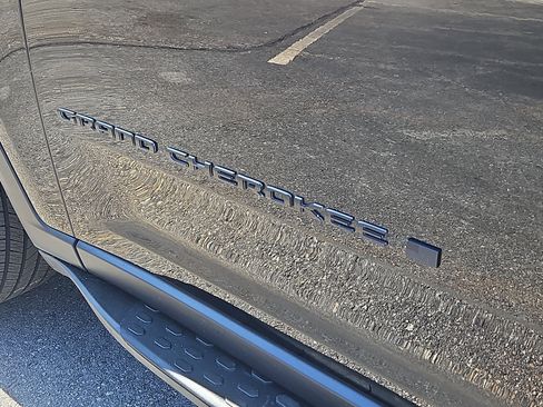 Used 2023 Jeep Grand Cherokee Limited w/ Luxury Tech Group II image 6