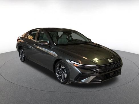 Used 2025 Hyundai Elantra Limited image 2