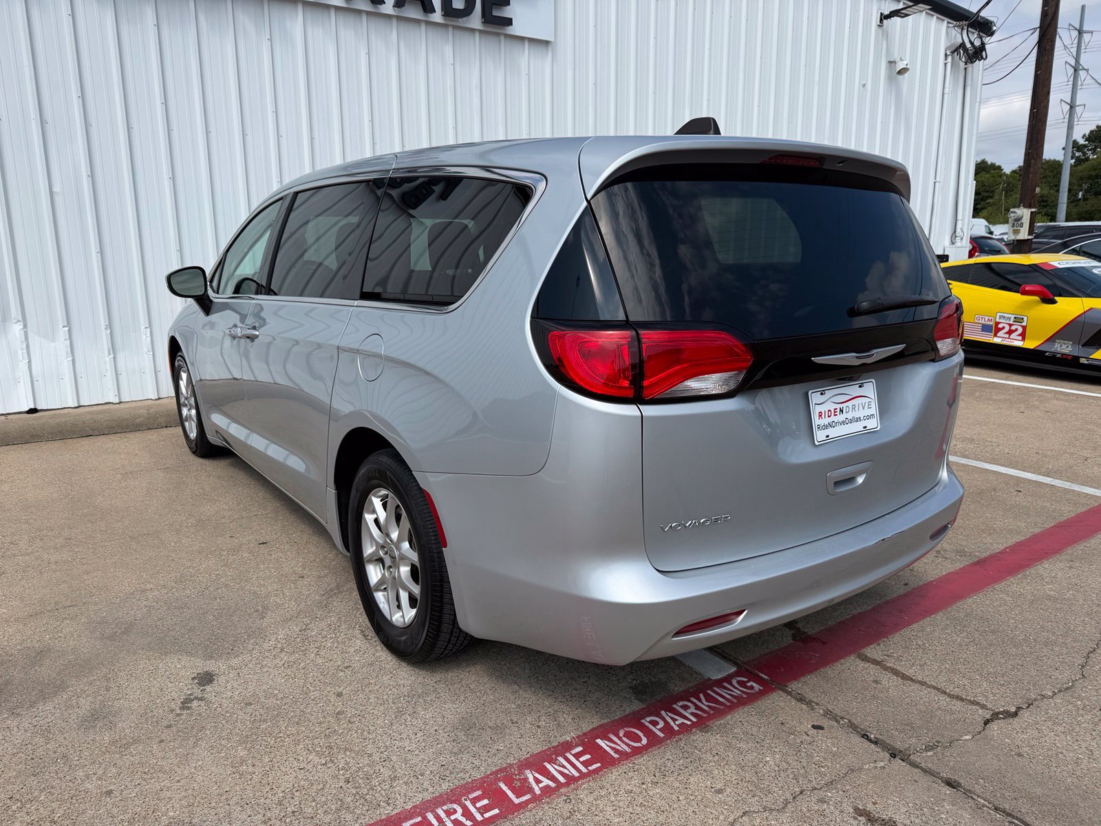 Used 2023 Chrysler Voyager LX FWD image 4