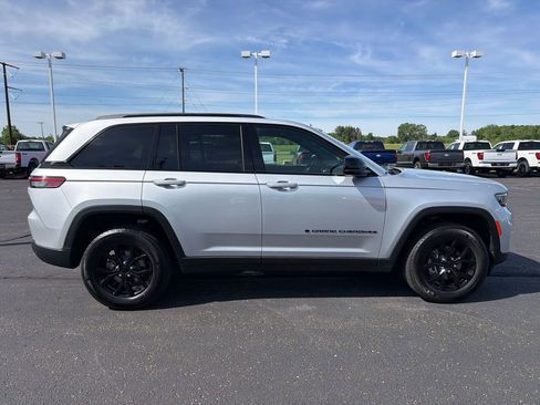 Used 2025 Jeep Grand Cherokee Altitude AWD/4WD image 6