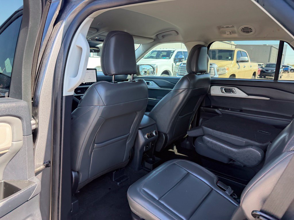 Used 2025 Ford Explorer Active w/ Active Comfort Package RWD image 8