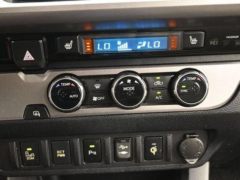 Used 2016 Toyota Tacoma Limited RWD image 13