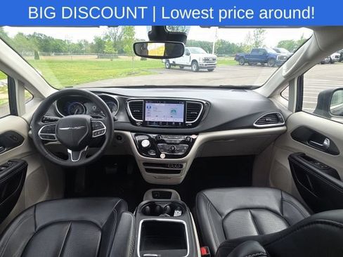 Used 2023 Chrysler Pacifica Touring-L FWD image 24