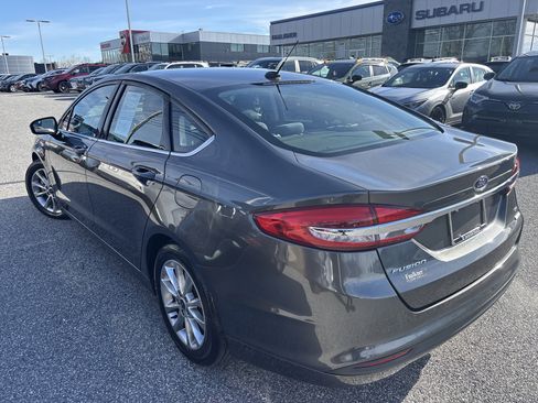 Used 2017 Ford Fusion SE image 3