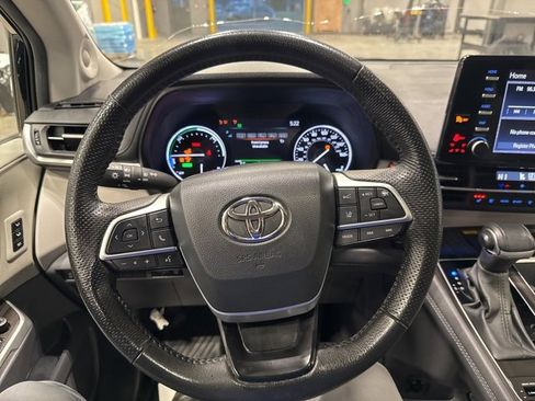 Used 2024 Toyota Sienna Limited image 16