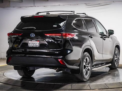 Used 2021 Toyota Highlander XLE image 4