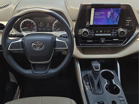Used 2023 Toyota Highlander XLE FWD image 13