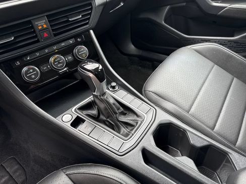 Used 2024 Volkswagen Jetta SE FWD image 25