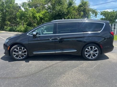 Used 2017 Chrysler Pacifica Limited FWD image 4