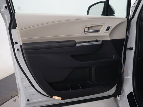 Used 2025 Toyota Sienna AWD image 19