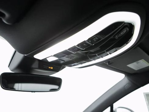Certified 2026 Porsche Macan AWD/4WD image 33
