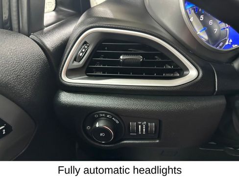 Used 2025 Chrysler Pacifica Select FWD image 38