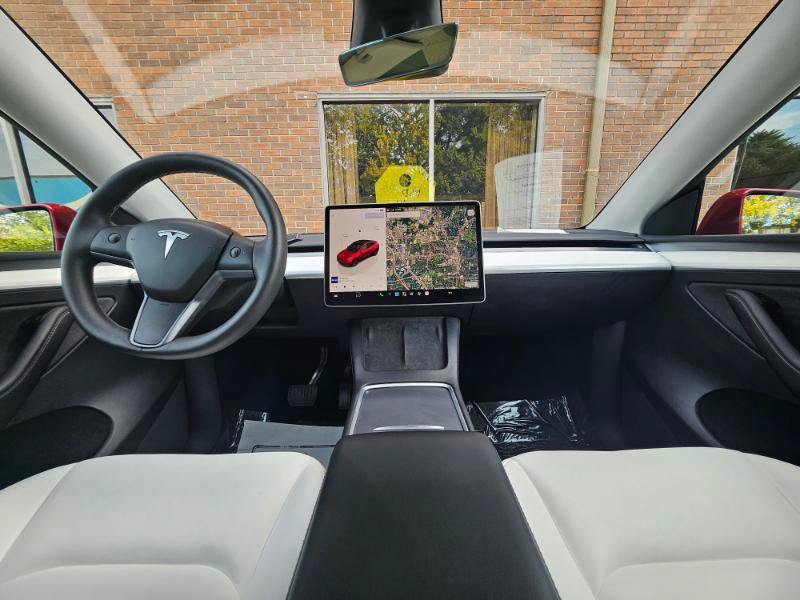 Used 2025 Tesla Model Y Long Range RWD image 39