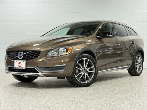 Used 2016 Volvo V60 T5 Cross Country image 2