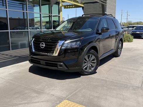 Used 2025 Nissan Pathfinder SV w/ SV Premium Package FWD image 2