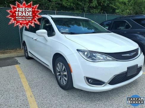 Used 2020 Chrysler Pacifica Touring-L Plus FWD image 5