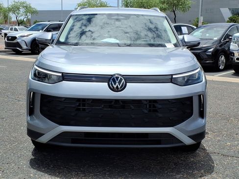 Certified 2025 Volkswagen Tiguan SE FWD image 2