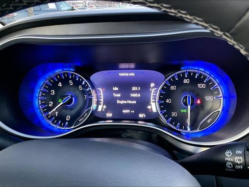 Used 2024 Chrysler Pacifica Touring-L image 10