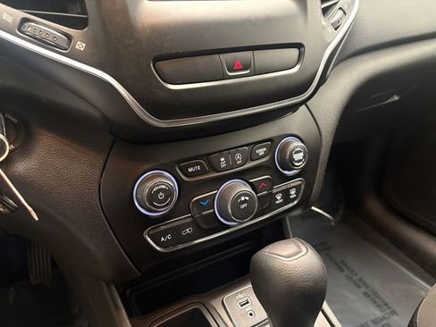 Used 2019 Jeep Cherokee Latitude w/ Popular Appearance Group image 19