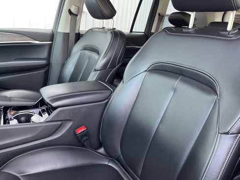 Used 2023 Jeep Grand Cherokee Limited w/ Black Appearance Package AWD/4WD image 4