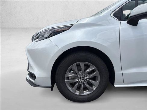 Certified 2026 Toyota Sienna XLE FWD image 25