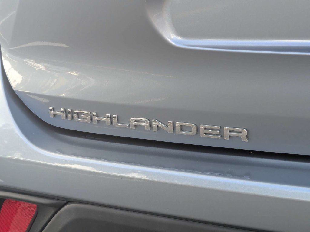 Used 2021 Toyota Highlander XLE AWD/4WD image 18