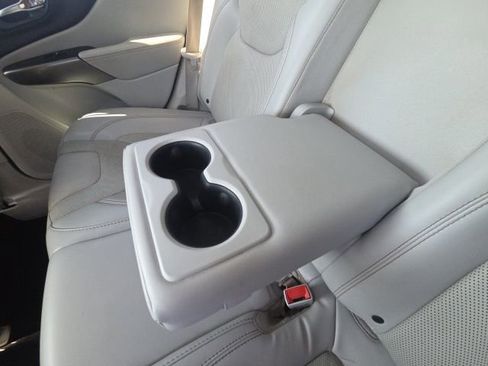 Used 2019 Jeep Cherokee Limited FWD image 18