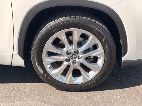 Used 2020 Toyota Highlander Limited FWD image 10