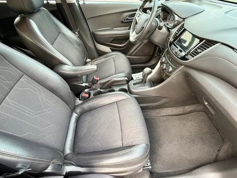 Used 2018 Chevrolet Trax LT w/ LT Convenience Package FWD image 16