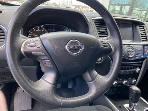 Used 2017 Nissan Pathfinder SV image 13