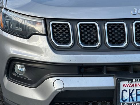 Used 2024 Jeep Compass Latitude image 42