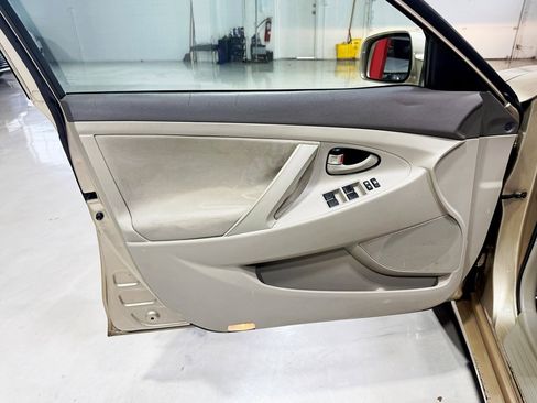 Used 2011 Toyota Camry LE image 20