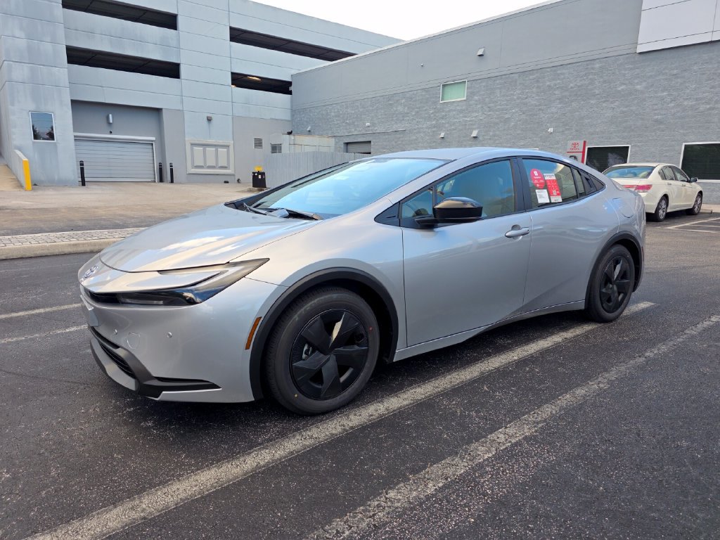 New 2027 Toyota Prius LE FWD image 3
