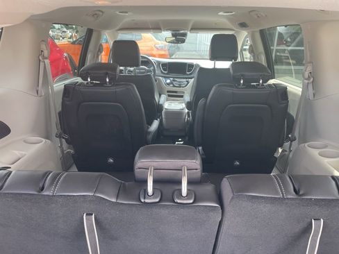 Used 2023 Chrysler Pacifica Touring-L AWD/4WD image 6