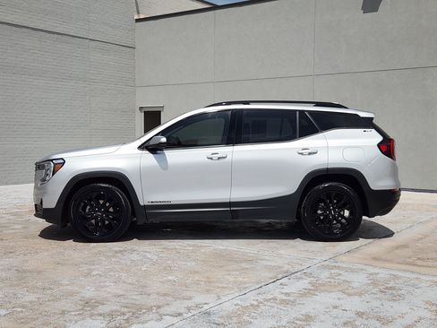 Used 2022 GMC Terrain SLT w/ Tech Package FWD image 5