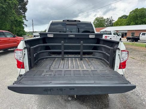 Used 2019 Nissan Titan SV w/ SV Convenience Package AWD/4WD image 11