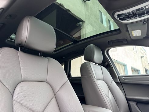 Certified 2025 Porsche Macan AWD/4WD image 19
