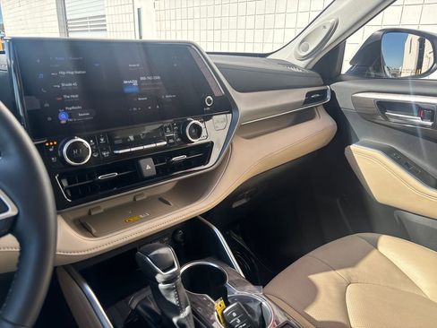 Used 2025 Toyota Highlander Limited image 14