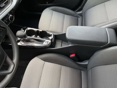 Used 2025 Chevrolet Trax LT image 31