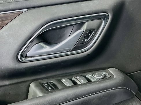 Used 2022 Chevrolet Suburban LT w/ Luxury Package RWD image 10