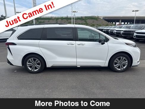 Used 2022 Toyota Sienna XSE image 7