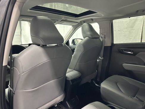 Used 2025 Toyota Highlander XLE image 50