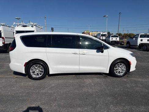 New 2026 Chrysler Pacifica Select image 13
