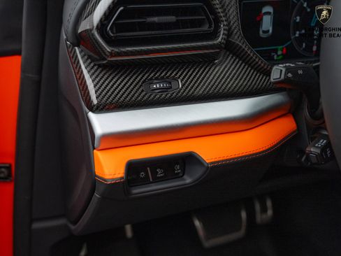 Used 2025 Lamborghini Urus SE image 25