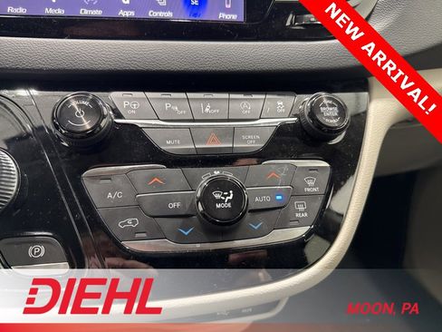 Used 2019 Chrysler Pacifica Touring-L w/ Advanced Safetytec Group image 36