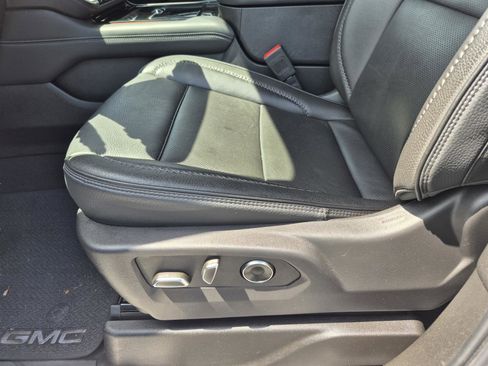 Used 2025 GMC Yukon XL Denali AWD/4WD image 23