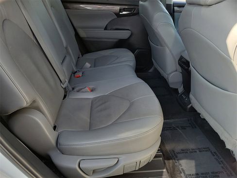 Used 2022 Toyota Highlander Limited image 23