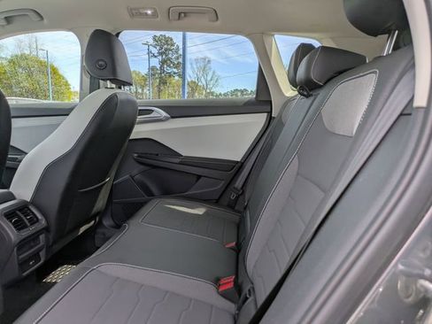 Certified 2025 Volkswagen Taos SE AWD/4WD image 14